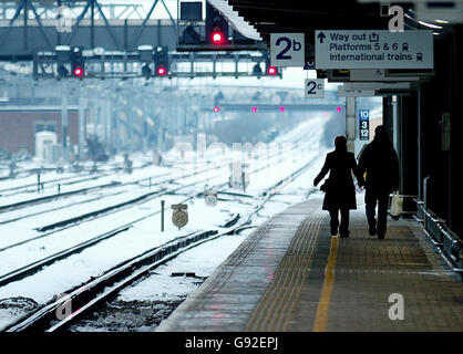 Pendler warten während der Hauptverkehrszeit am Donnerstag, dem 29. Dezember 2005, auf einen Zug, da die Verbindungen von Ashford in Kent nach einer Nacht mit eiskalten Temperaturen im Südosten Englands unterbrochen werden. Die Temperaturen sind letzte Nacht bis auf -11 Grad Celsius gesunken, was den Dezember zum kältesten seit 1996 macht. Siehe PA Geschichte WETTER Schnee. DRÜCKEN Sie VERBANDSFOTO. Bildnachweis sollte lauten: Gareth Fuller/PA. Stockfoto