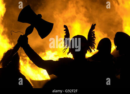 Wikinger-Enthusiasten zünden ein Longboat auf Carlton Hill, Edinburgh an, um den Beginn der Hogmanay-Feierlichkeiten in der Hauptstadt zu feiern. Stockfoto