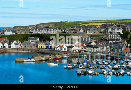 Findochty Hafen mit Stadt hinter der Moray Firth, Findochty, Schottland, Großbritannien Stockfoto
