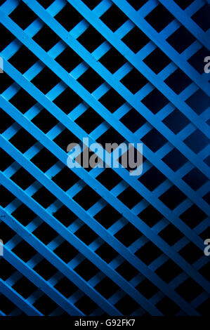 Hintergrund des blauen weiches Licht auf geometrische Holzkunst Stockfoto