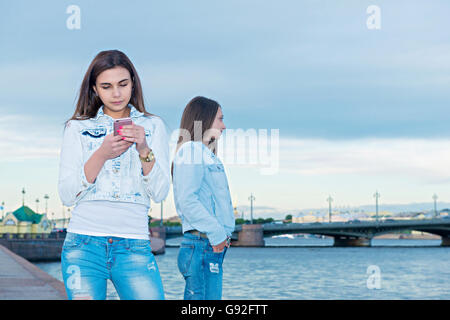 Zwei schöne junge Mädchen sind durch die Stadt Fuß. Stockfoto