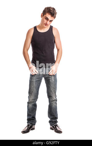 nette junge Mann in Jeans und T-shirt, schaut in die Kamera, vor weißem Hintergrund Stockfoto