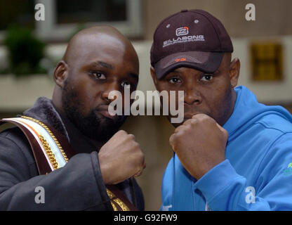 Danny Williams (L) und Matt Skelton gehen am Montag, den 9. Januar 2005, bei einer Pressekonferenz im Park Lane Hotel, London, Kopf an Kopf. Danny Williams wird Matt Skelton um den britischen Schwergewicht Commonwealth Titel am 25. Februar kämpfen. Siehe PA Story BOXING London. DRÜCKEN Sie VERBANDSFOTO. Bildnachweis sollte lauten: Ian Nicholson/PA. Stockfoto