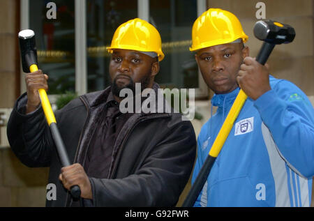 Danny Williams (L) und Matt Skelton gehen am Montag, den 9. Januar 2005, bei einer Pressekonferenz im Park Lane Hotel, London, Kopf an Kopf. Danny Williams wird Matt Skelton um den britischen Schwergewicht Commonwealth Titel am 25. Februar kämpfen. Siehe PA Story BOXING London. DRÜCKEN Sie VERBANDSFOTO. Bildnachweis sollte lauten: Ian Nicholson/PA. Stockfoto