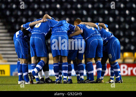 Fußball - Coca-Cola Football League Championship - Derby County / Reading - Pride Park. Spieler, die lesen, bilden vor dem Spiel eine Runde Stockfoto