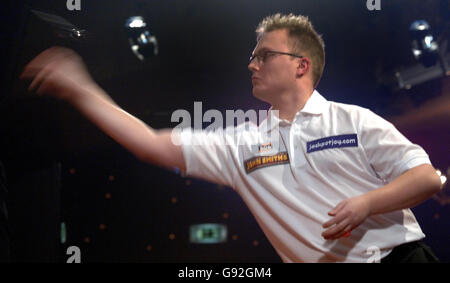 Der Däne Brian Sorensen im Einsatz gegen den Holländer Raymond Van Barneveld während der ersten Runde der Lakeside World Professional Championships im Lakeside Complex, Frimley Green, Surrey, Montag, 9. Januar 2006. Siehe PA Story DARTS Frimley Green. DRÜCKEN SIE VERBANDSFOTO. Der Bildnachweis sollte lauten: Sean Dempsey/PA. Stockfoto