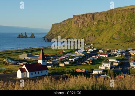 Dorf und Kirche Vik ich Myrdal, Nordatlantik, Island, Island, Südeuropa Stockfoto