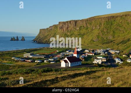 Dorf und Kirche Vik ich Myrdal, Nordatlantik, Island, Island, Südeuropa Stockfoto