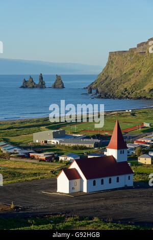 Dorf und Kirche Vik ich Myrdal, Nordatlantik, Island, Island, Südeuropa Stockfoto