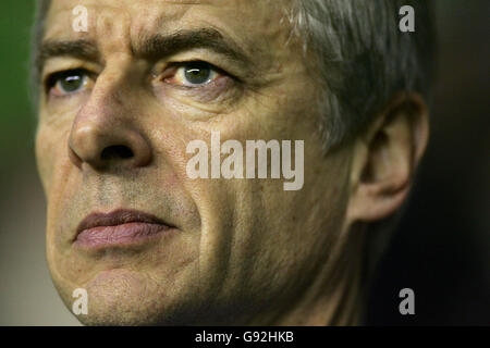 Arsenal-Manager Arsene Wenger beobachtet sein Team während des ersten Halbfinalmatches im Carling Cup gegen Wigan Athletic am Dienstag, den 10. Januar 2006 im JJB-Stadion in Wigan. DRÜCKEN Sie VERBANDSFOTO. Bildnachweis sollte lauten: Nick Potts/PA. Stockfoto