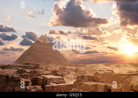 Alte ägyptische Pyramiden von Gizeh bei Sonnenuntergang Stockfoto