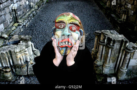 Margaret Boden, Generalsekretärin von Christian Aid Ireland, hält eine Maske, die von einem Kind in Sri Lanka angefertigt wurde, das den Tsunami von 2005 am Freitag, den 20. Januar 2006 überlebte. Die Maske ist Teil einer Ausstellung mit dem Titel: "Jedes Mal, wenn ich das Meer sehe... Leben nach dem Tsunami", das ab heute in der Christ Church Cathedral in Dublin für die nächsten zwei Wochen zu sehen ist. Siehe PA Story SOCIAL Tsunami. DRÜCKEN Sie VERBANDSFOTO. Bildnachweis sollte lauten: Niall Carson/PA Stockfoto