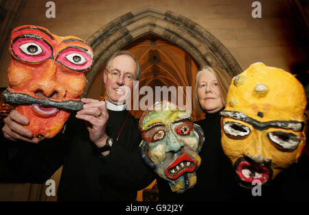 Die Dean of Christ Church Cathedral Dublin und Margaret Boden, Generalsekretärin der Christian Aid Ireland, halten am Freitag, den 20. Januar 2006, Masken von Kindern in Sri Lanka, die den Tsunami von 2005 überlebt haben. Die Maske ist Teil einer Ausstellung mit dem Titel: „jedes Mal, wenn ich das Meer sehe... Leben nach dem Tsunami“, das ab heute in der Christ Church Cathedral in Dublin für die nächsten zwei Wochen zu sehen ist. Siehe PA Story SOCIAL Tsunami. DRÜCKEN SIE VERBANDSFOTO. Der Bildnachweis sollte lauten: Niall Carson/PA Stockfoto