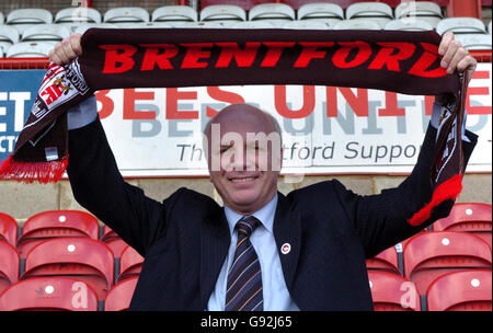 Der ehemalige Generaldirektor der BBC, Greg Dyke posiert für Fotografen, nachdem er als neuer Vorsitzender des Brentford Football Club im Griffin Park, Brentford, Freitag, 20. Januar 2006 enthüllt wurde. DRÜCKEN Sie VERBANDSFOTO. Bildnachweis sollte lauten: Ian Nicholson/PA. KEINE INOFFIZIELLE CLUB-WEBSITE. Stockfoto