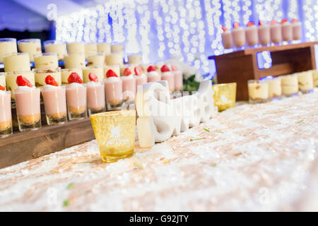 Süßes Dessert am Büffet mit schönen Bokeh lila Hintergrund, selektiven Fokus. Stockfoto