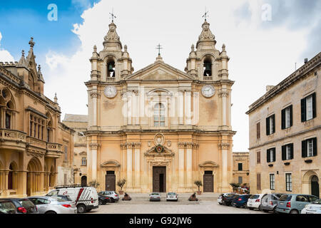 Mdina, Malta - 4. Mai 2016: Karmeliterkirche und Priorat in Mdina, Malta - alte Hauptstadt und der Stille von Malta - mittelalterliche Stockfoto