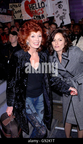 Rula Lenska (links) mit Moderatorin Davina McCall während ihrer Räumung aus dem Celebrity Big Brother Haus, Freitag, 20. Januar 2006, in den Elstree Studios, Borhamwood. DRÜCKEN SIE VERBANDSFOTO. Bildnachweis sollte lauten: Steve Parsons/PA. Stockfoto