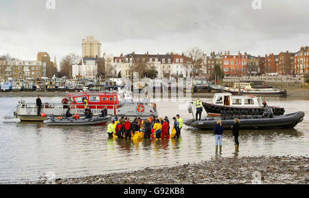 Retter kämpfen an der Themse, London, in der Nähe der Albert Bridge, um einen 15 Meter langen nördlichen Flaschennasenwal zu retten, Samstag, 21. Januar 2006. Der Wal schwamm gestern in das Zentrum Londons und machte seinen Weg bis nach Chelsea. Siehe PA Geschichte TIERE Wal. DRÜCKEN Sie VERBANDSFOTO. Bildnachweis sollte lauten: Gareth Fuller / PA. Stockfoto