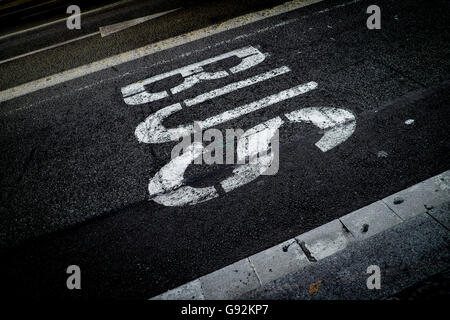 Verkehrszeichen in der Passeig de Gracia Avenue in Barcelona, Katalonien, Spanien Stockfoto