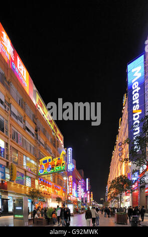 SHANGHAI – 19. November 2011: Leuchtreklamen an der Nanjing Road in der Nacht. Nanjing Road ist die #1 Einkaufsstraße in China mit mehr als 60 Stockfoto