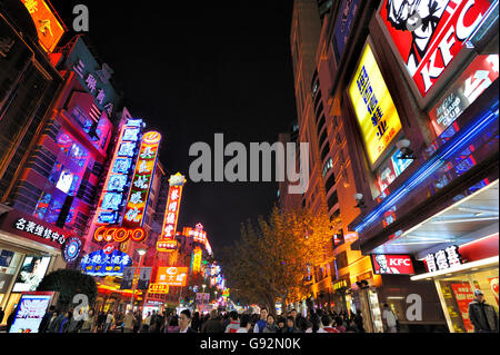 SHANGHAI – 19. November 2011: Leuchtreklamen an der Nanjing Road in der Nacht. Nanjing Road ist die #1 Einkaufsstraße in China mit mehr als 600 Stockfoto