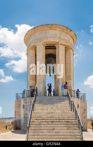 Valletta, Malta - 5. Mai 2016: Belagerung Bell Kriegerdenkmal in Valletta Stockfoto