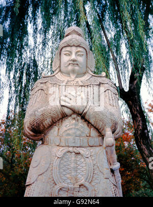 Offizier im Dienst an den "Weg der Seelen" Ming-Gräbern oder auf Chinesisch genannt Ming Shisan Ling, in der Nähe von Peking, China Stockfoto