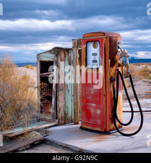 Tankstelle in Geisterstadt an der Grenze der Wüste entlang der alten Route 66 Stockfoto