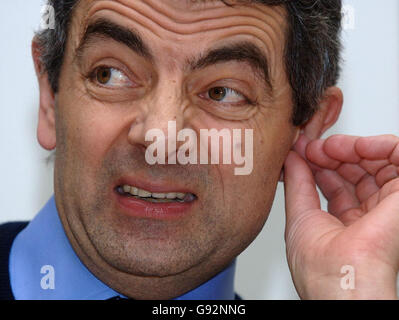 Der Komiker und Schauspieler Rowan Atkinson spricht während einer Pressekonferenz im Portcullis House, im Zentrum von London, mit den Medien. Stockfoto