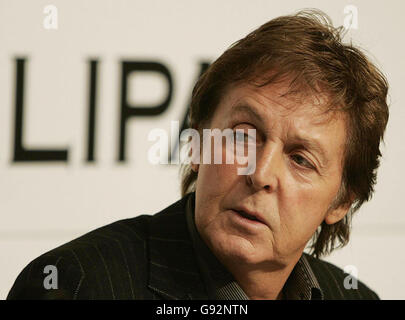 Sir Paul McCartney spricht während einer Pressekonferenz anlässlich des 10. Jahrestages seiner "Fame Academy", Montag, den 30. Januar 2006. Der ehemalige Beatle war vor 10 Jahren Mitbegründer des Liverpool Institute for Performing Arts. Rund 250 seiner Studenten und Absolventen werden heute an einer Gala in der Liverpool Philharmonic Hall teilnehmen. Siehe PA Geschichte SHOWBIZ McCartney. DRÜCKEN Sie VERBANDSFOTO. Bildnachweis sollte lauten: Martin Rickett/PA. Stockfoto