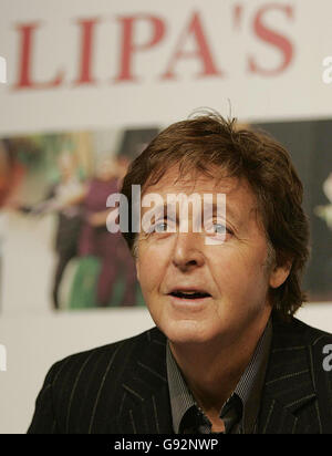 Sir Paul McCartney spricht während einer Pressekonferenz anlässlich des 10. Jahrestages seiner "Fame Academy", Montag, den 30. Januar 2006. Der ehemalige Beatle war vor 10 Jahren Mitbegründer des Liverpool Institute for Performing Arts. Rund 250 seiner Studenten und Absolventen werden heute an einer Gala in der Liverpool Philharmonic Hall teilnehmen. Siehe PA Geschichte SHOWBIZ McCartney. DRÜCKEN Sie VERBANDSFOTO. Bildnachweis sollte lauten: Martin Rickett/PA. Stockfoto