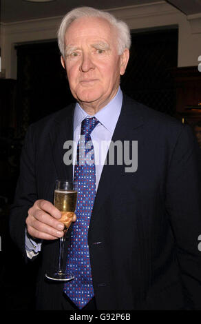 David Cornwell (AKA John Le Carre, Autor von The Constant Gardener) nimmt am Montag, 30. Januar 2006, am Abend des Standard British Film Awards 2005 Dinner im Ivy Restaurant Teil. The Constant Gardener wurde zum besten Film ausgezeichnet, Ralph Fiennes gewann den besten Schauspieler. Natasha Richardson gewann die Beste Schauspielerin für ihre Leistung in Asylum. DRÜCKEN SIE VERBANDSFOTO. Der Bildnachweis sollte lauten: Yui Mok/PA Stockfoto