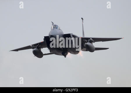 Massachusetts Air National Guard F - 15C Eagle ausziehen aus Leeuwarden Airbase. Stockfoto