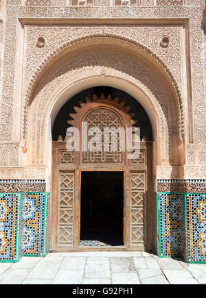 Eingangstür zum Innenhof von Ben Youssef Madrasa. Einem ehemaligen islamischen College in Marrakesch, Marokko Stockfoto