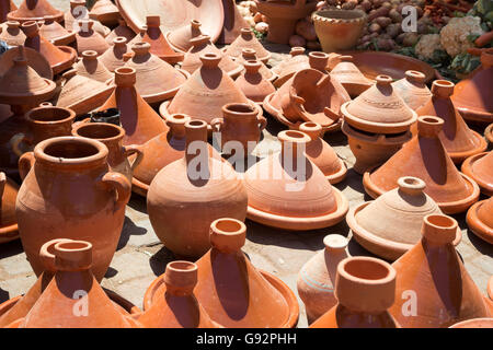 Traditionelle Keramik, die auf einem Markt in Marrakesch, Marokko Stockfoto