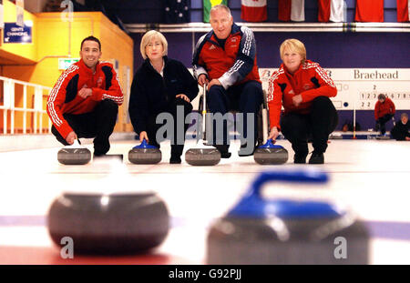 Sportministerin Patricia Ferguson (2. Links) trifft L mit R David Murdoch, Frank Duffy und Rhona Martin, bevor sie als Teil des Teams GB zu den Olympischen und Paralympischen Winterspielen 2006 aufbricht. Braehead Curling Rink, Glasgow, Dienstag, 31. Januar 2006. Siehe PA-Geschichte PRESSE DER OLYMPISCHEN Spiele IN SCHOTTLAND VERBANDSFOTO. DER BILDNACHWEIS SOLLTE DANNY Lawson /PA LAUTEN Stockfoto