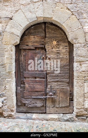 Antike Holztür in dem mittelalterlichen Dorf Besalú in Katalonien, Spanien. Stockfoto