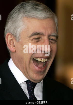 Der britische Außenminister Jack Straw kommt am Dienstag, den 31. Januar 2006, zum ersten Tag einer zweitägigen Afghanistan-Konferenz im Lancaster House im Zentrum von London an. Siehe PA Story POLITIK Afghanistan. DRÜCKEN Sie VERBANDSFOTO. Bildnachweis sollte gelesen werden: Matt Dunham/AP/WPA Pool/PA Stockfoto