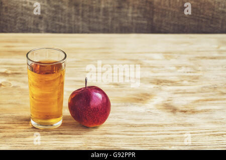 Glas Apfelsaft auf hölzernen Hintergrund, Vintage, Closeup, Exemplar Stockfoto