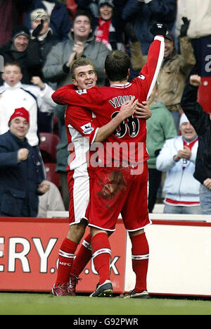 'James Morrison und Mark Viduka (R) von Middlesbrough feiern das zweite Tor gegen Tottenham Hotspur', bitte ändern. James Morrison und Mark Viduka (R) von Middlesbrough feiern das zweite Tor gegen Tottenham Hotspur während des Barclays Premiership-Spiels im Riverside Stadium, Middlesbrough, Sonntag, 18. Dezember 2005. DRÜCKEN SIE VERBANDSFOTO. Der Bildnachweis sollte lauten: Owen Humphreys/PA. Stockfoto