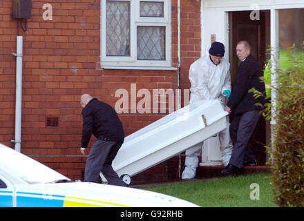 Ein Sarg wird von einem Haus in Bondfield Way in der Meir-Gegend von Stoke, Montag, 19. Dezember 2005, nach der Entlassung einer Schusswaffe gerollt, um einen Mann am Tatort zu töten. Beamte wurden zu dem Vorfall an einer Adresse auf Bondfield Way in Meir, Stoke-on-Trent, gegen 1 Uhr morgens gerufen, sagte Staffordshire Polizei. Siehe PA Story POLIZEISCHIESSEN. DRÜCKEN Sie VERBANDSFOTO. Bildnachweis sollte lauten: David Jones/PA Stockfoto