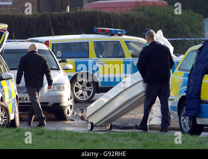 Ein Sarg wird von einem Haus in Bondfield Way in der Meir-Gegend von Stoke, Montag, 19. Dezember 2005, nach der Entlassung einer Schusswaffe gerollt, um einen Mann am Tatort zu töten. Beamte wurden zu dem Vorfall an einer Adresse auf Bondfield Way in Meir, Stoke-on-Trent, gegen 1 Uhr morgens gerufen, sagte Staffordshire Polizei. Siehe PA Story POLIZEISCHIESSEN. DRÜCKEN Sie VERBANDSFOTO. Bildnachweis sollte lauten: David Jones/PA Stockfoto