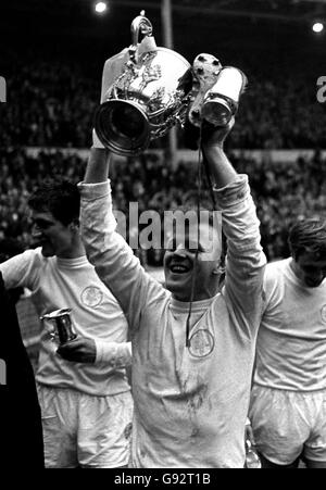 Fußball - Football League Cup - Finale - Leeds United gegen Arsenal - Wembley Stadium. Billy Bremner, Kapitän von Leeds United, hält den Pokal hoch zum Jubel der Fans. Leeds gewann 1:0. Stockfoto