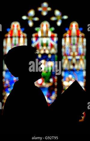 Chormeister Fraser Steele bei einer Probe in der Ely Cathedral in Cambridgeshire, in Vorbereitung auf das Weihnachtswochenende und den Gottesdienst um Mitternacht am Heiligabend. Ely Cathedral Chor ist der älteste Chor des Landes mit Aufzeichnungen aus 1,000 Jahren. Im nächsten Jahr bricht die Tradition mit der Eröffnung des Ely Cathedral Girls' Choir. Die King's School, Ely, wird im Februar 2006 Bewerbungen von möglichen Mädchen-Choristern im Alter von 13-18, mit Gesangsversuchen einladen. Stockfoto