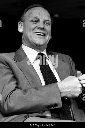 England Fußball-Manager Ron Greenwood hat guten Grund, mit sich selbst zufrieden zu sein, während die Presse zu sprechen. Ron sprach über die letzten Nächte freundlich internationale gegen Brasilien, in denen England hielt die Weltmeister zu einem Unentschieden 1-1. Stockfoto