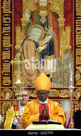 Der neue Erzbischof von York, Dr. John Sentamu, hält seine erste Predigt beim traditionellen Weihnachtsdienst später im Jahr im York Minster. Der Erzbischof hat die Gläubigen aufgefordert, sich die Terroristen, die Selbstmordattentate verüben, "auszudenken". Dr. John Sentamu zitierte sogar das SAS-Motto 'Wer wagt gewinnt' beim Morgendienst im York Minster. Stockfoto