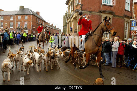 Mitglieder der Atherstone-Jagd verlassen den Marktplatz von Bosworth in Leicestershire am Montag, den 26. Dezember 2005. Am ersten Boxing Day seit Inkrafttreten des Jagdgesetzes trafen sich heute im ganzen Land Jagden. Das Countryside Alliance sagte, Hunderttausende von Menschen würden ihre lokalen Jagden unterstützen, da eine neue Umfrage ergab, dass nur ein Drittel der Menschen der Meinung ist, dass die neue Gesetzgebung funktioniert. Siehe PA Story SOCIAL Hunting. DRÜCKEN SIE VERBANDSFOTO. Das Foto sollte lauten: Rui Vieira/PA. Stockfoto