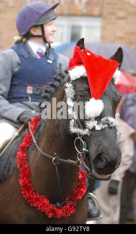 Mitglieder der Atherstone-Jagd verlassen den Marktplatz von Bosworth in Leicestershire am Montag, den 26. Dezember 2005. Am ersten Boxing Day seit Inkrafttreten des Jagdgesetzes trafen sich heute im ganzen Land Jagden. Das Countryside Alliance sagte, Hunderttausende von Menschen würden ihre lokalen Jagden unterstützen, da eine neue Umfrage ergab, dass nur ein Drittel der Menschen der Meinung ist, dass die neue Gesetzgebung funktioniert. Siehe PA Story SOCIAL Hunting. DRÜCKEN SIE VERBANDSFOTO. Das Foto sollte lauten: Rui Vieira/PA. Stockfoto