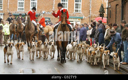 Mitglieder der Atherstone-Jagd verlassen den Marktplatz von Bosworth in Leicestershire am Montag, den 26. Dezember 2005. Am ersten Boxing Day seit Inkrafttreten des Jagdgesetzes trafen sich heute im ganzen Land Jagden. Das Countryside Alliance sagte, Hunderttausende von Menschen würden ihre lokalen Jagden unterstützen, da eine neue Umfrage ergab, dass nur ein Drittel der Menschen der Meinung ist, dass die neue Gesetzgebung funktioniert. Siehe PA Story SOCIAL Hunting. DRÜCKEN SIE VERBANDSFOTO. Das Foto sollte lauten: Rui Vieira/PA. Stockfoto