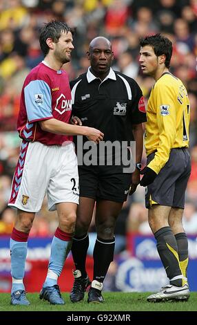 Schiedsrichter Uriah Rennie bricht eine Auseinandersetzung zwischen der Aston Villa Eirik Bakke und Arsenals Francesc Fabregas Stockfoto